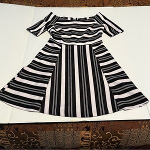 Forever 21 Womens Small Black White Stripe Skater Short Sleeve Dress Fit & Flare